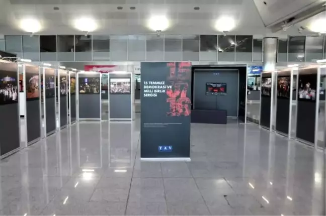 Bakan Arslan, Atatürk Havalimanı'nda 15 Temmuz Sergisi'ni Gezdi
