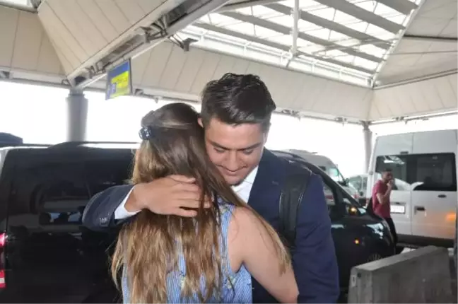 Cengiz Ünder'i Ailesi Gözyaşlarıyla Uğurladı