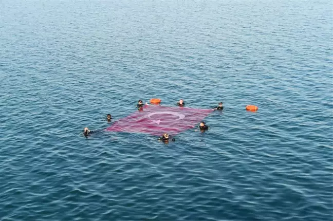 Dalgıçlar Iznik Gölü'nde Türk Bayrağı Açtı
