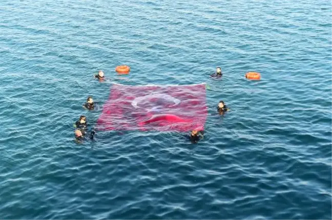 İznik Gölü'nün Ortasında Dalgıçlar Türk Bayrağı Açtı