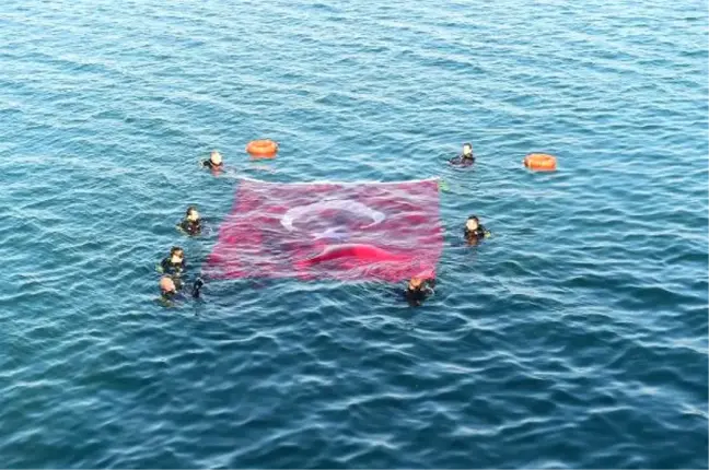 İznik Gölü'nün Ortasında Dalgıçlar Türk Bayrağı Açtı
