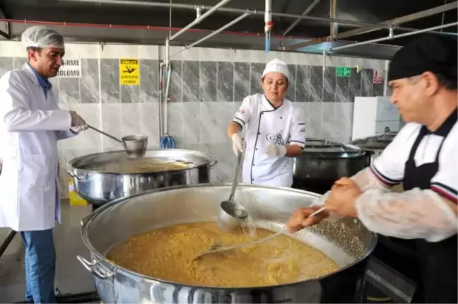 Gaziantep'te Şehitler İçin 40 Bin Kişiye Helva