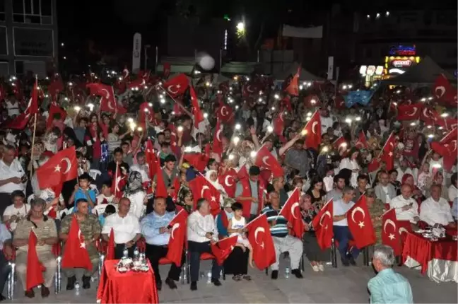Osmaniye'de Binlerce Kişi 'Demokrasi' Nöbetinde