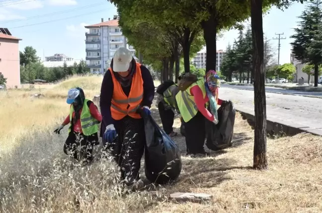Uşak Sokaklarını Elleriyle Temizliyorlar