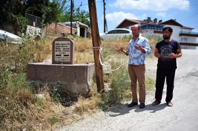 Toprakla Üzeri Örtülen Mezarları Görenler, Yatır Sanıp Dua Ediyor