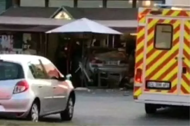 Fransa'da Bir Araç, Pizzacı Dükkanına Daldı (2)