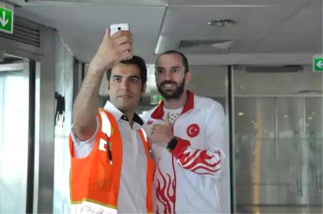 Geniş Haber) Dünya Şampiyonu Ramil Guliyev ve Milli Takım Kafilesi Yurda Döndü