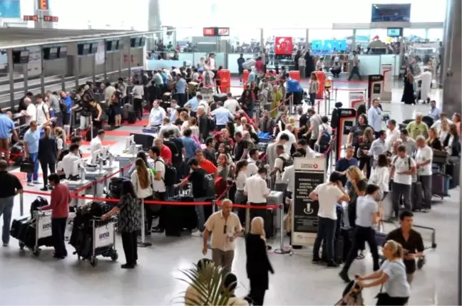 Atatürk Havalimanı'nda Bayram Yoğunluğu Sürüyor