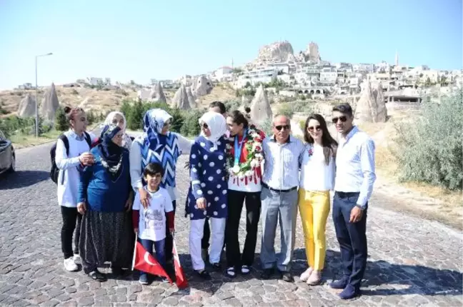 Dünya 2'ncisi Tekvandocu Memleketinde Davul-zurnayla Karşılandı
