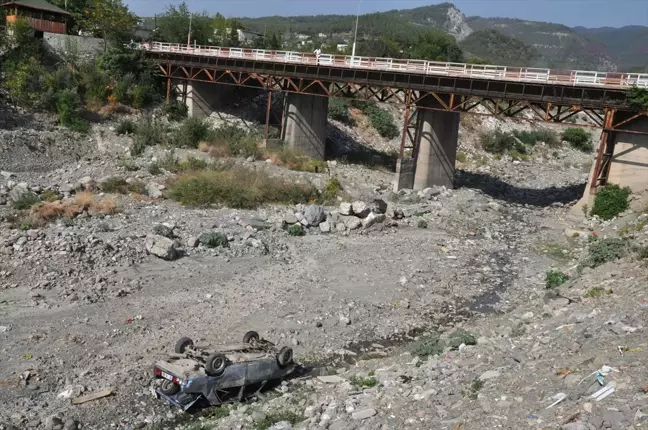 Hatay'da Otomobil Çaya Düştü: 1 Yaralı