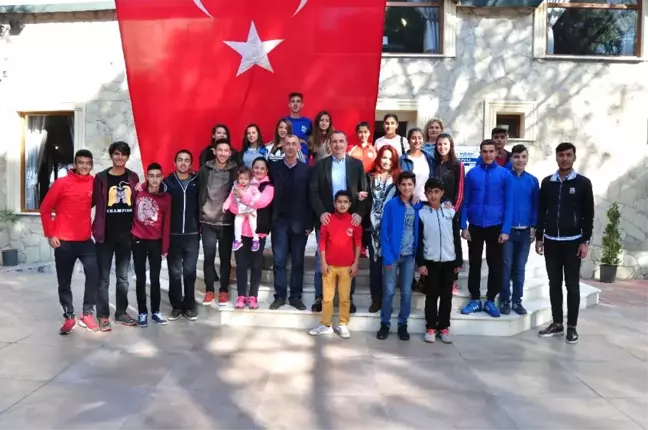 Milli Atletler, Başkan Gençer ile Buluştu