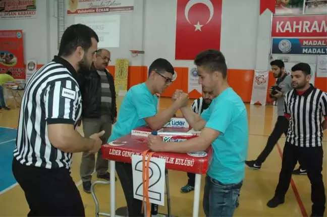 Kahramanmaraş'ta Genç Erkekler Bilek Güreşi Şampiyonası