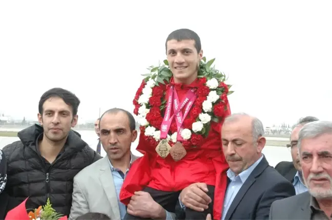 Şampiyon Yüzücü Beytullah Eroğlu'na Kahramanmaraş'ta Coşkulu Karşılama