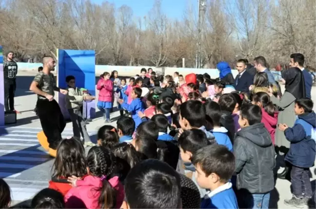 Doğubayazıt'ta 3 Bin Öğrenci Tiyatro Gösterisi ile Eğlendi