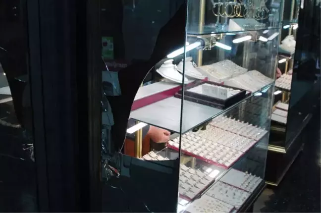 Camı Kırıp Güpegündüz Kuyumcu Soydular