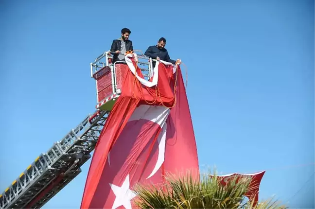 Hatay'da Mehmetçiğin Geçiş Güzergahlarına Dev Türk Bayrakları Asıldı