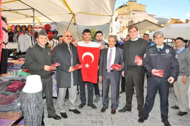 Akşehir Protokolü Zeytin Dalı Harekatı'na Destek İçin Bayrak Dağıttı