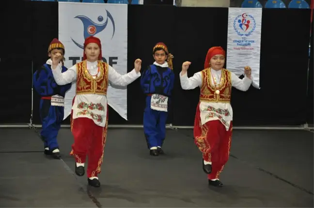 Edirne'de Halk Oyunları Yarışması Yapıldı