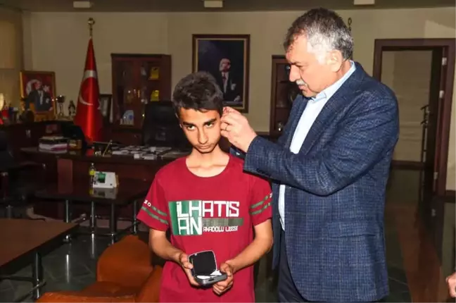 Başkan Karalar'dan Engellilere İşitme Cihazı ve Protez Ayak