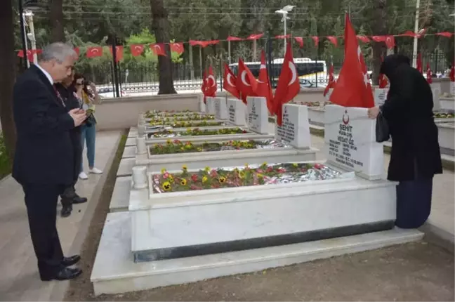 Şehitlikte Duygusal Tören