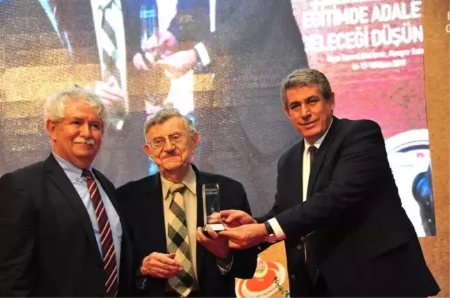 Köy Enstitüleri Onur Ödülü Korkut Boratav'a