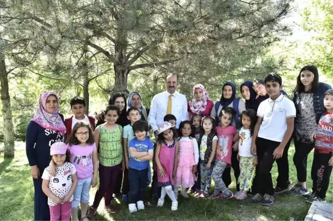 Başkan Akgül, Cumhuriyet Parkı'nda Vatandaşlarla Sohbet Etti
