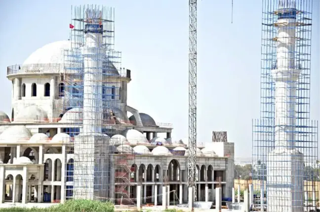 Kıbrıs'ın En Büyük Camisinin Ana Kubbesi Tamamlandı