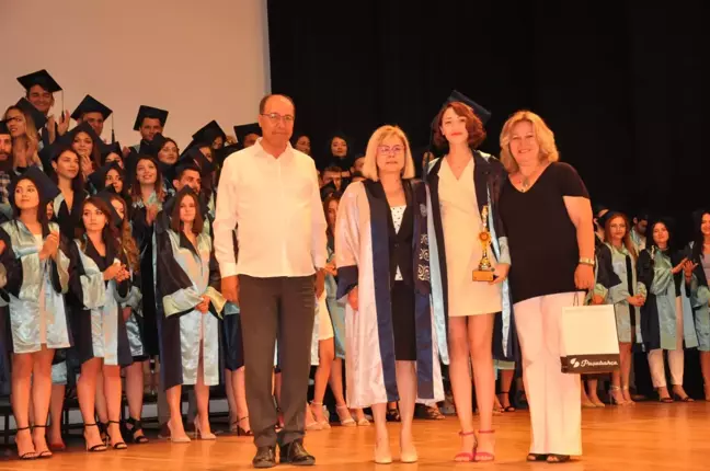 Ege İİBF Mezunları Diplomalarını Aldı