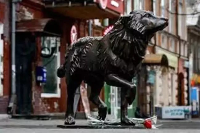 Rusya'da Vefakar Köpeğin Heykeli Dikildi