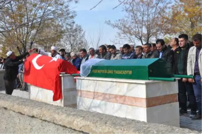 Düğüne Giderken Kazada Ölen Anne ve Kızı Toprağa Verildi