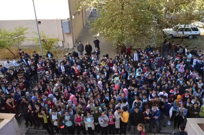 Mustafa Erdemoğlu Anadolu Lisesinden Müdür Demirel'e Plaket