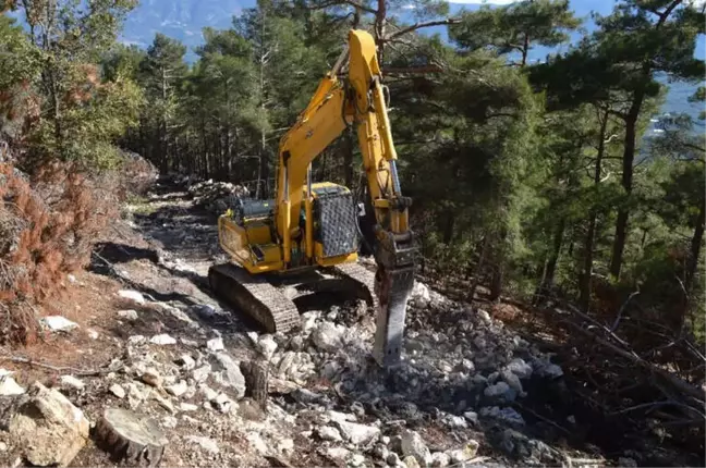 Büyükşehir Kaş'ta Dağları Kırıp Yeni Yol Açıyor