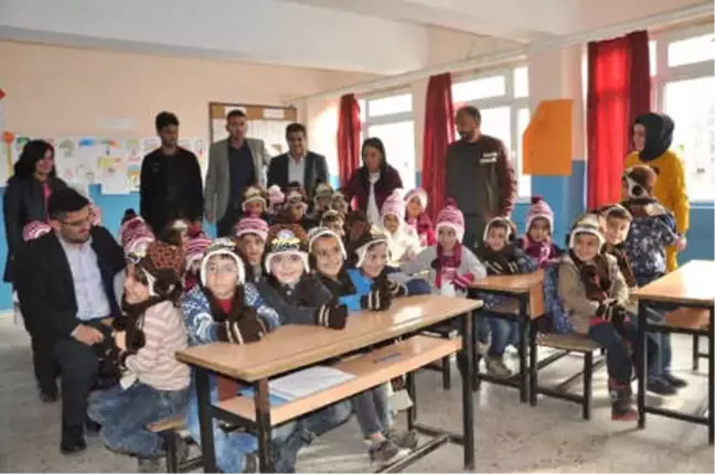 Şırnak'ta Öğrencilere Giysi ve Kırtasiye Yardımı