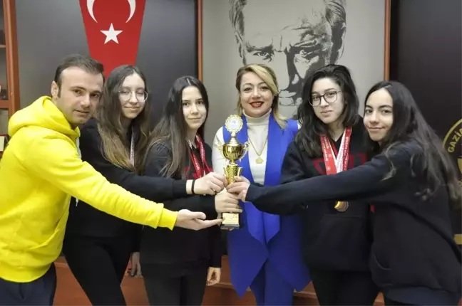 Gkv'li Altın Kulaçlar Başarıya Kulaç Attı