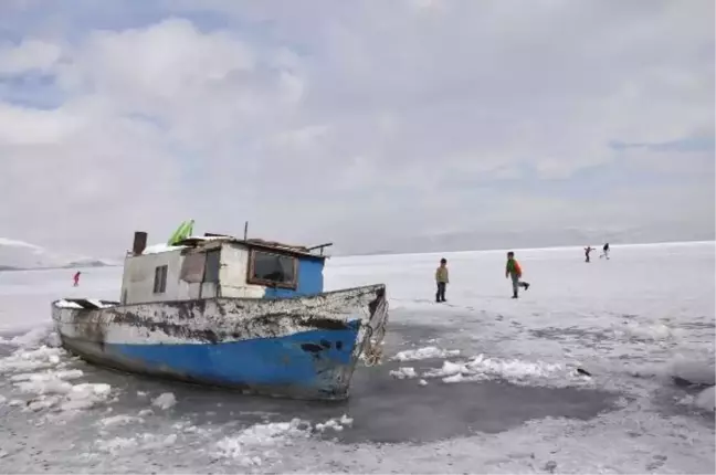 Bitlis'teki Nazik Gölü Dondu