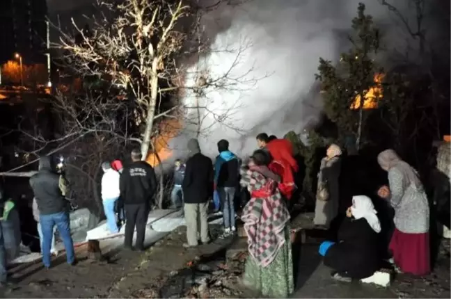 Ankara'da İki Gecekondu Yandı; 20 Kişi Evsiz Kaldı