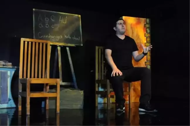 Tarih Öğretmeni 'Mustafa Kemal'in Neşesi' ile Sahnede