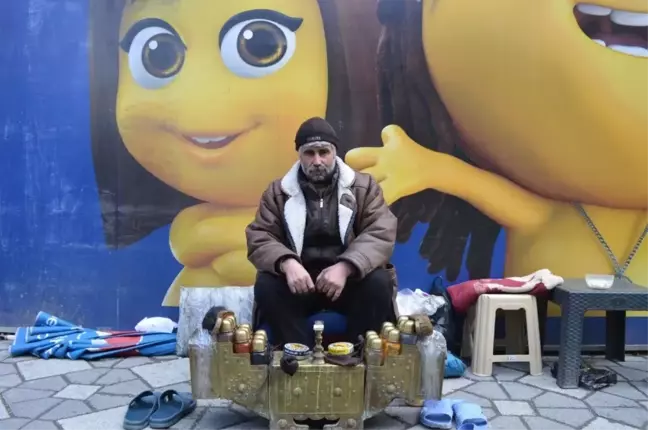 Ayakkabı Boyayarak Geçinmeye Çalışıyor