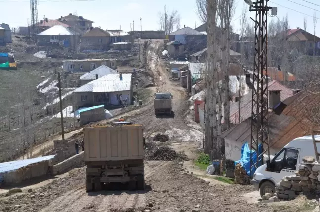 Yüksekova'da Yol Kumlama Çalışması