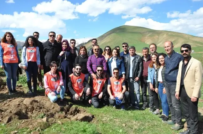 Yüksekova'da Anneler Günü Etkinliğinde Fidan Dikimi