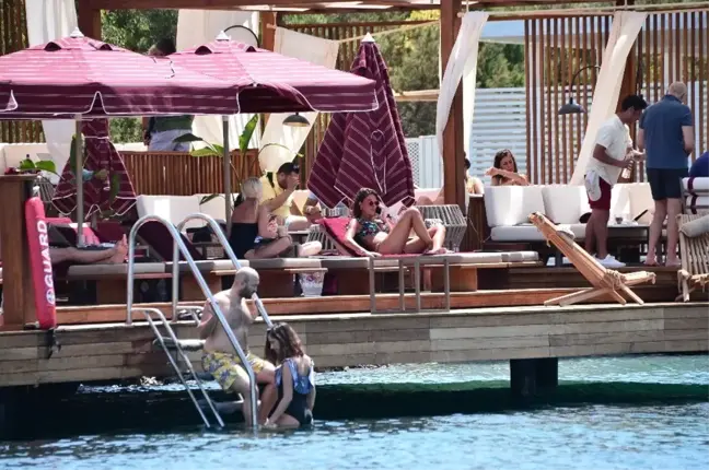Özlem Yıldız'dan bronzlaşma dersi