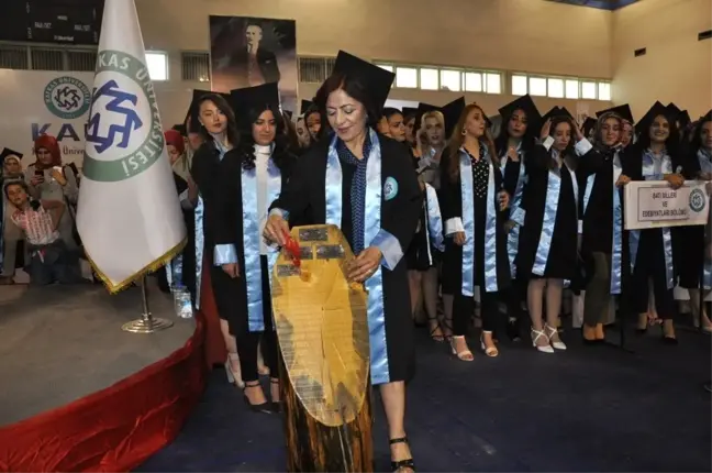 Kars'ta 3 çocuk annesi kadın, üniversite birincisi oldu