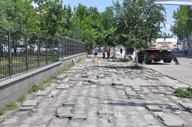 Karayolları Kars'ta kaldırımları yapıyor