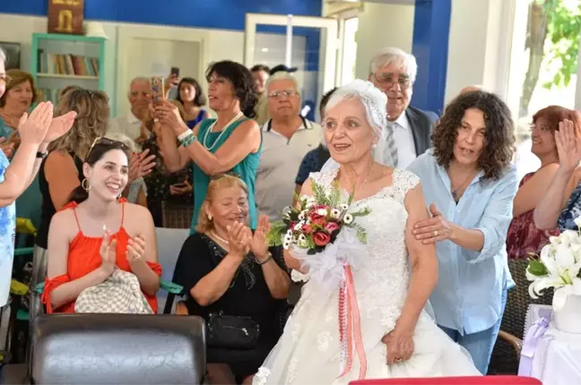 43 yıl sonra beyaz gelinlik hayaline kavuştu
