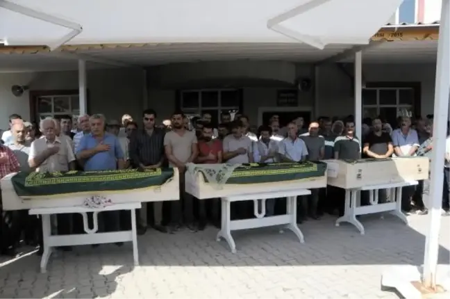 Tunceli'deki kazada ölen çift ve oğulları yan yana toprağa verildi