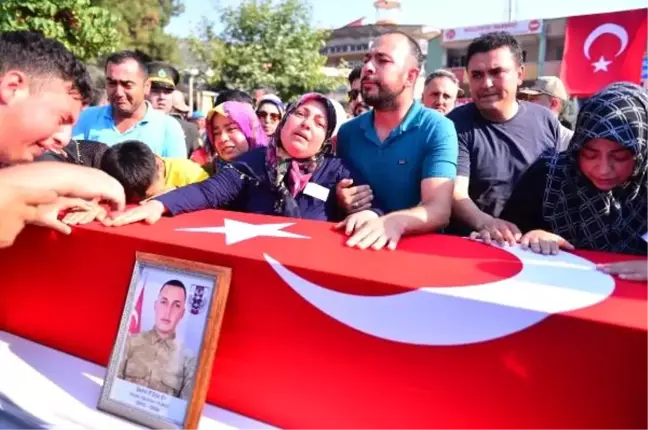 Şehit sözleşmeli er yılmaz'ı binlerce hemşehrisi uğurladı