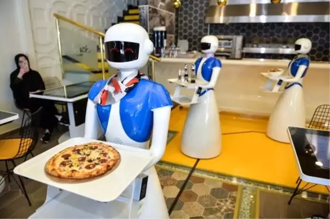Ataşehir'de robot garsonlara yoğun ilgi
