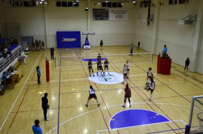 Söke Voleybol, ilk maçında Bergama'dan eli boş döndü