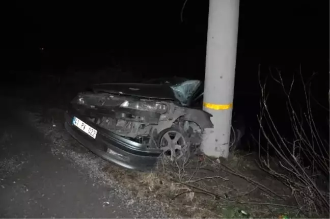 Otomobil direğe çarptı, sürücü yol kenarında 112'yi bekledi