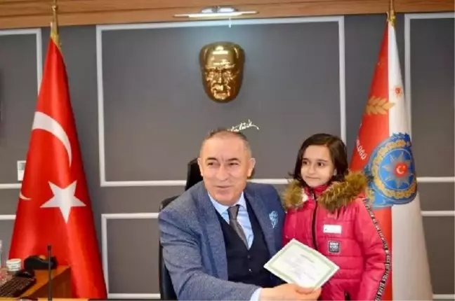 Elif, karne sevincini okula başlamasını sağlayan emniyet müdürüyle paylaştı
